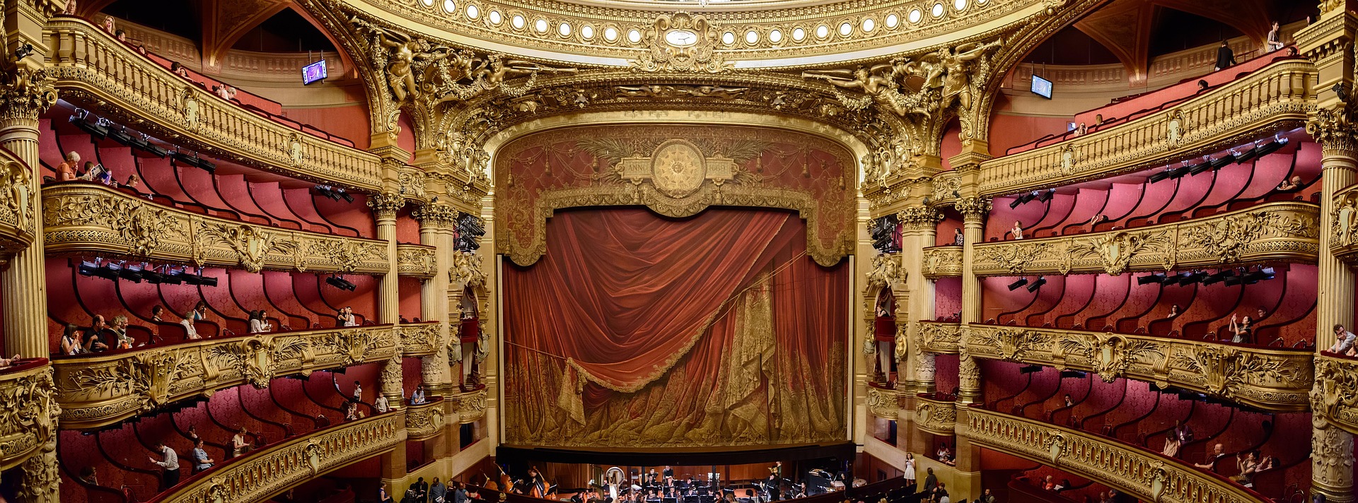 Sala de teatro desde los palcos centrales.