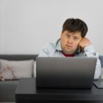 Hombre con síndrome de Down trabajando