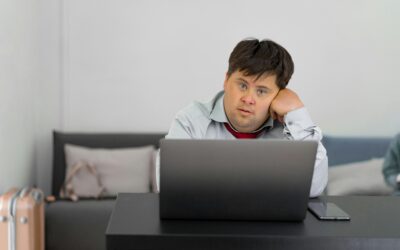 Hombre con síndrome de Down trabajando
