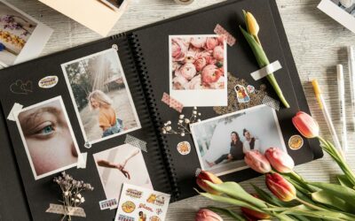 Cuaderno con recortes, pegatinas y fotografías