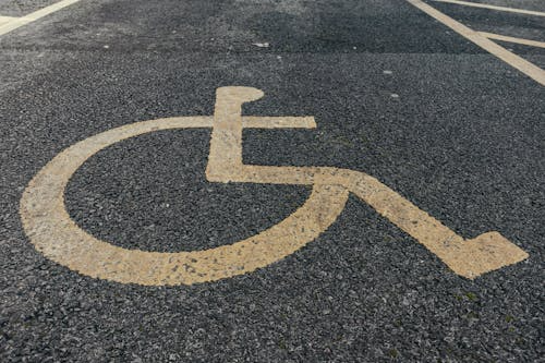 Foto de un aparcamiento para personas con discapacidad.