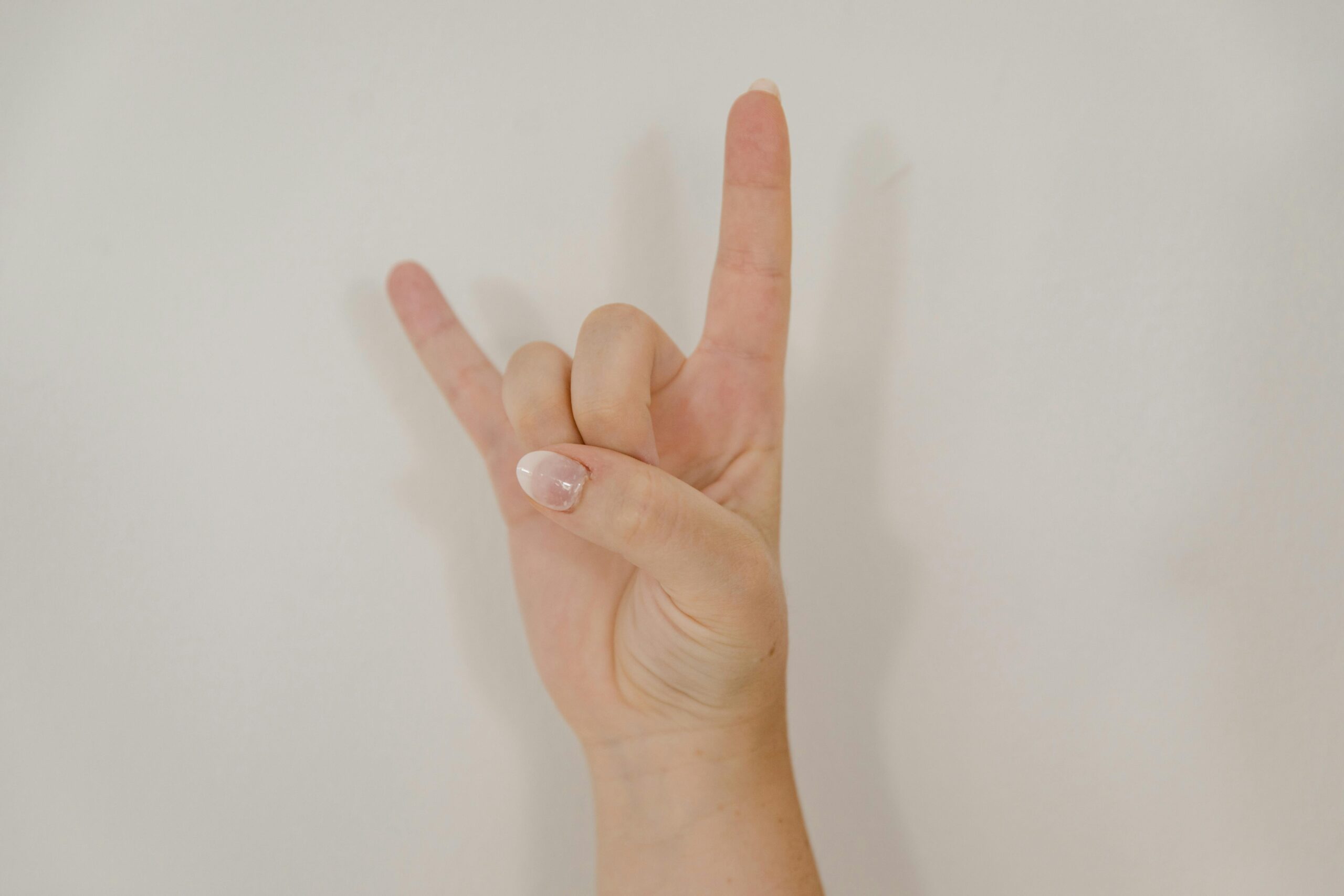Gesto de "te quiero" en lenguaje de signos, comúnmente relacionada con el rock & roll.