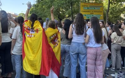 Jóvenes disfrutando fuera de la rutina cotidiana
