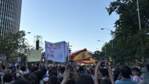 Jóvenes grabando encuentro con el Papa