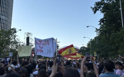 Jóvenes grabando encuentro con el Papa