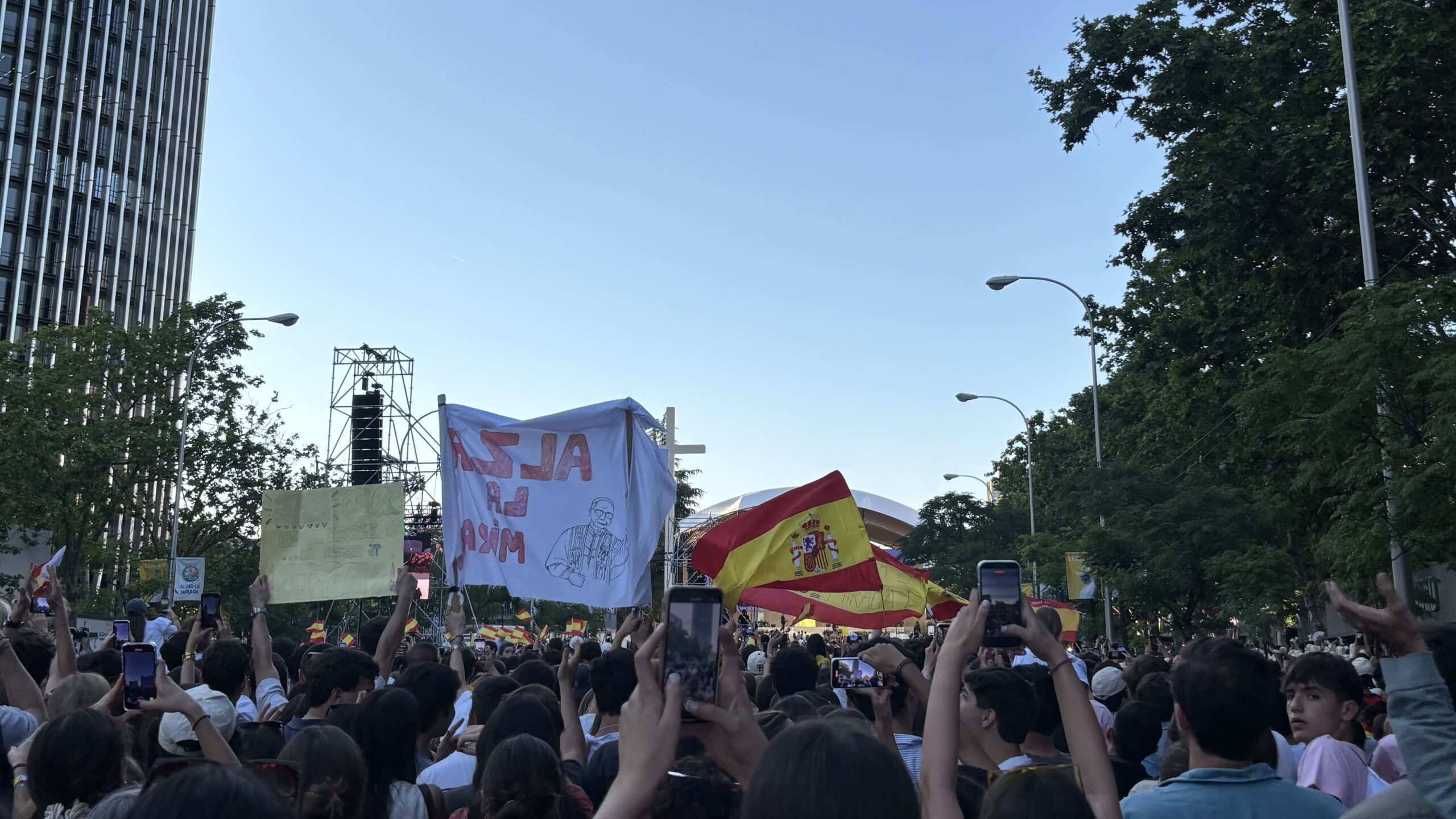Jóvenes grabando encuentro con el Papa